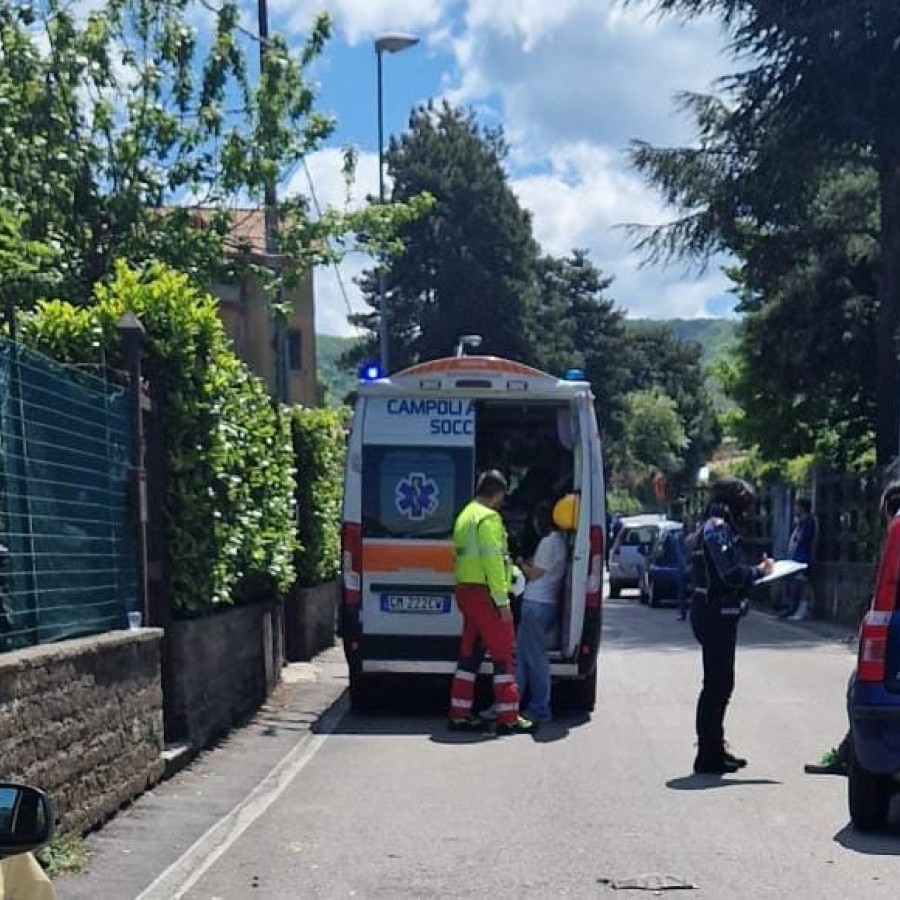 Rocca di Papa | Incidente tra due auto in Via dei Chiusini: donna colpita da uno dei veicoli mentre taglia la siepe